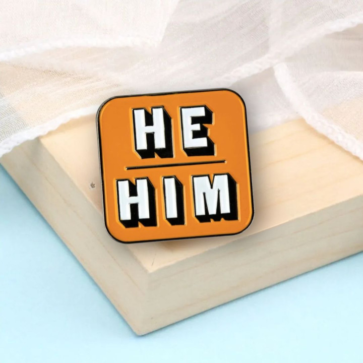 He/him, on/jeho - zámená - pripínací odznak, kovový